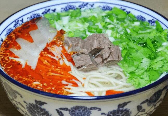 蘭州牛肉面以“湯清者鏡、肉爛者香位兩大特點(diǎn)