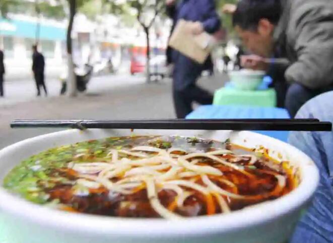 百年蘭州牛肉面探索“**快餐”：從謀生飯碗到“百萬人經(jīng)濟(jì)”