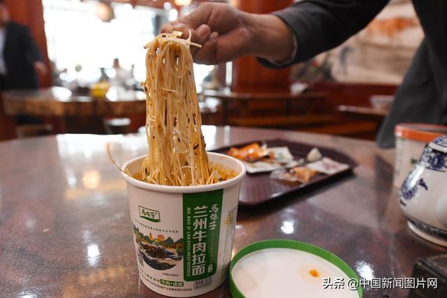 甘肅蘭州：商家推出桶裝蘭州牛肉拉面 開水泡5分鐘即可食用
